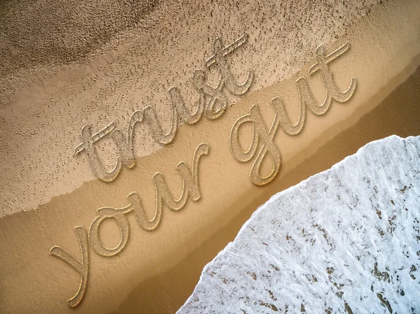 Confie no seu instinto escrito na praia — Fotografia de Stock