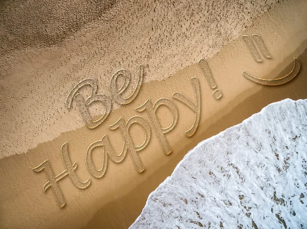 Happy pisało na plaży — Zdjęcie stockowe