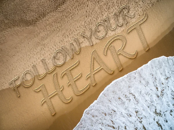 Follow Your Heart, geschreven op het strand — Stockfoto