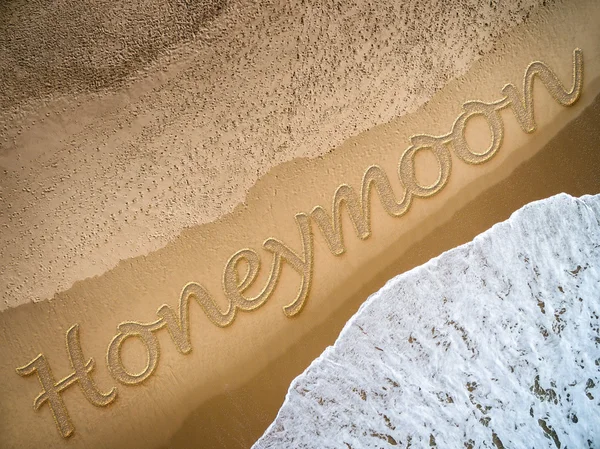 Медовый месяц, написанный на пляже — стоковое фото