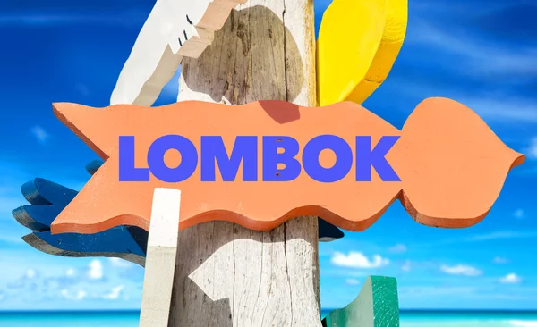 Poste de sinalização lombok com praia — Fotografia de Stock