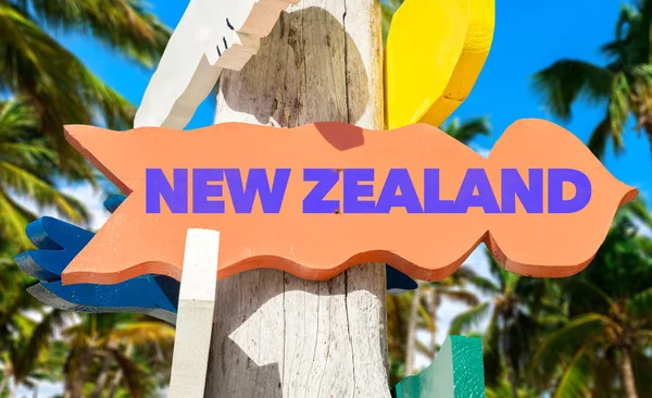 Posto de sinalização da Nova Zelândia com palmeiras — Fotografia de Stock