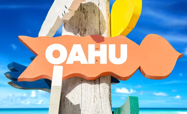 Poste de sinalização oahu com praia — Fotografia de Stock