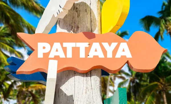 Pattaya signpost with palm trees — Stock Photo, Image