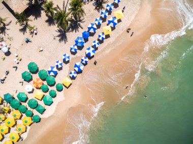 Şemsiyelerle, Bahia Beach