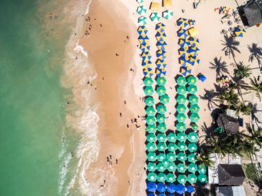 Şemsiyelerle, Bahia Beach