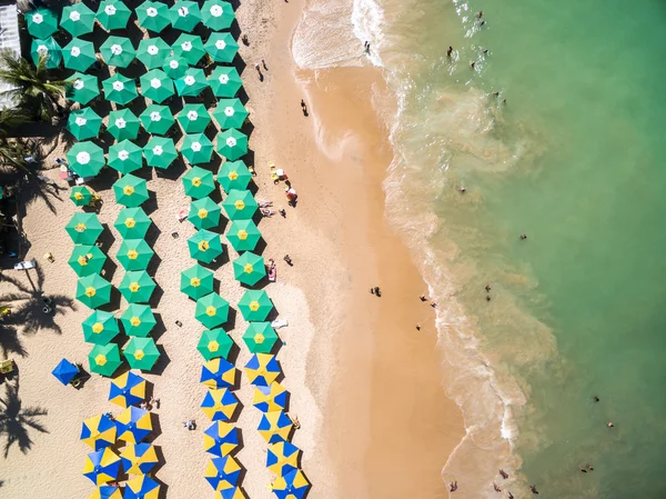 Playa con sombrillas, Bahía — Foto de Stock