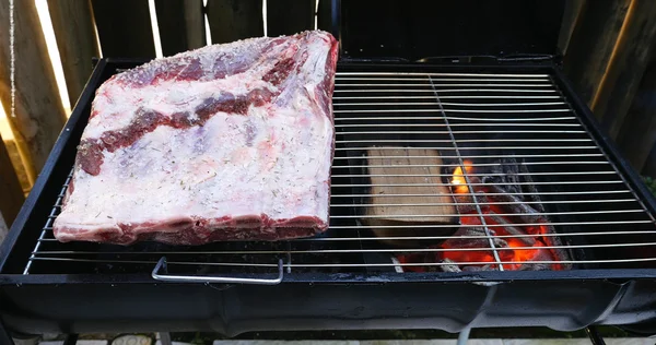 Costelas de carne na grelha — Fotografia de Stock