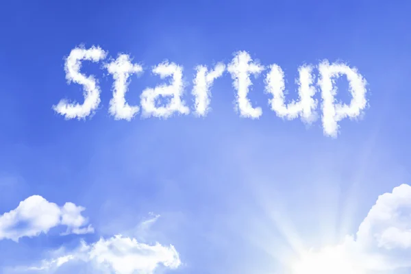 Parola startup cloud con cielo — Foto Stock