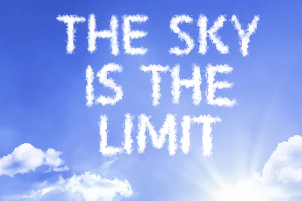 O céu é o limite nuvem palavras com céu — Fotografia de Stock