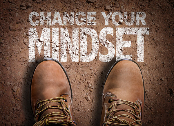 Сапоги на тропе с текстом
