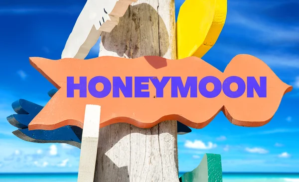 Honeymoon signpost with beach — Stock Photo, Image