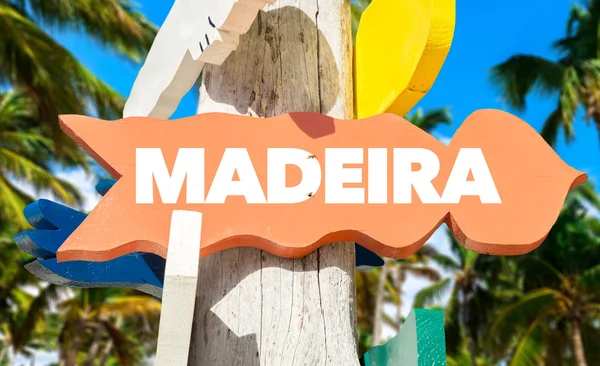 Мадейра вывеска с пляжем — стоковое фото