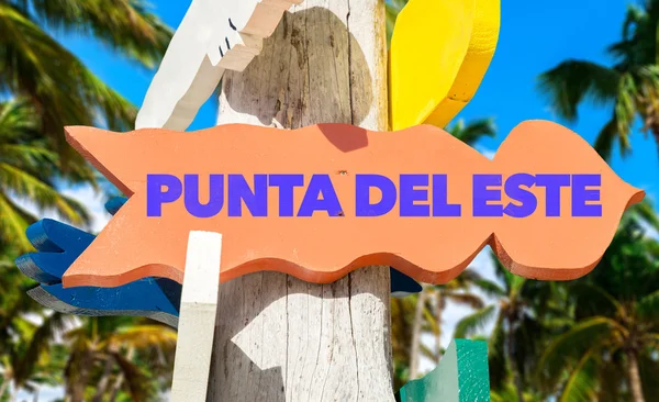 Punta Del Este signpost com praia — Fotografia de Stock