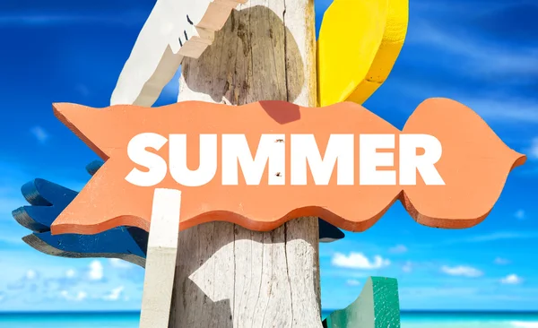 Summer signpost with beach — Stock Photo, Image