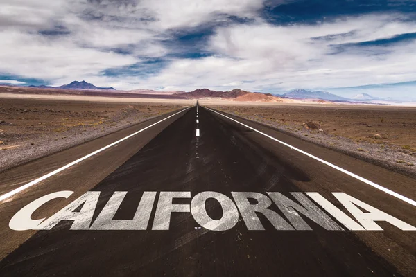 Califórnia escrito na estrada — Fotografia de Stock