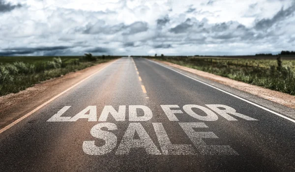 Pozemky na prodej writte na silnici — Stock fotografie