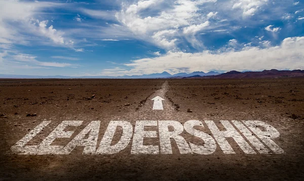 Leadership scris pe o cale — Fotografie, imagine de stoc