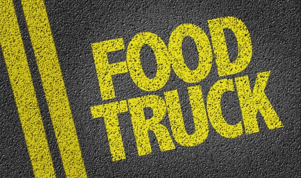 Caminhão de comida na estrada — Fotografia de Stock