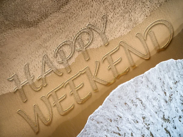 Feliz fim de semana escrito na praia — Fotografia de Stock