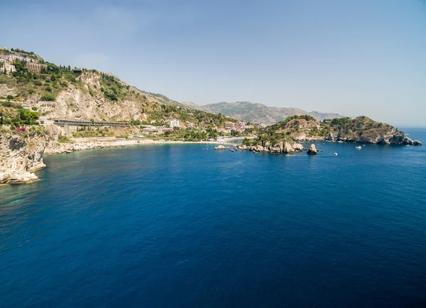 Пляж и остров Isola Bella в Taormina — стоковое фото