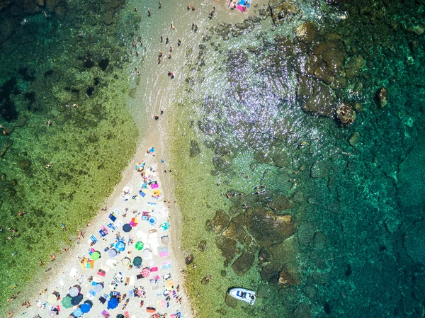Playa e isla Isola Bella en Taormina — Foto de Stock
