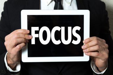 işadamı holding tablet ile metin