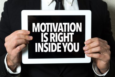 işadamı holding tablet ile metin