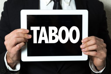 işadamı holding tablet ile metin