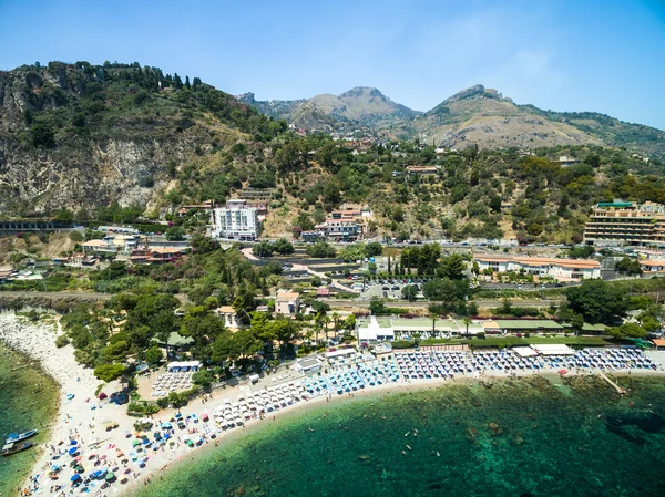 Пляж и остров Isola Bella в Taormina — стоковое фото