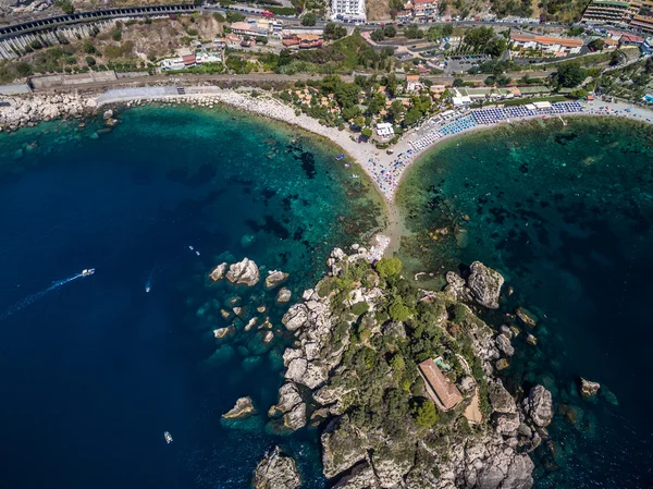 Пляж и остров Isola Bella в Taormina — стоковое фото