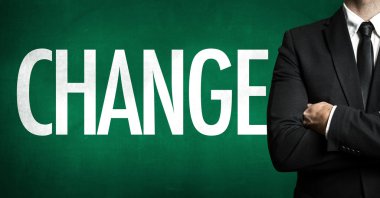 Siyah takım elbiseli adam.