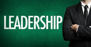 Siyah takım elbiseli adam.