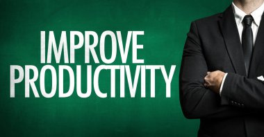 Siyah takım elbiseli adam.