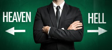 Siyah takım elbiseli adam.