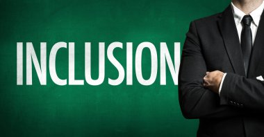 Siyah takım elbiseli adam.