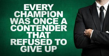 Siyah takım elbiseli adam.