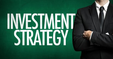 Siyah takım elbiseli adam.