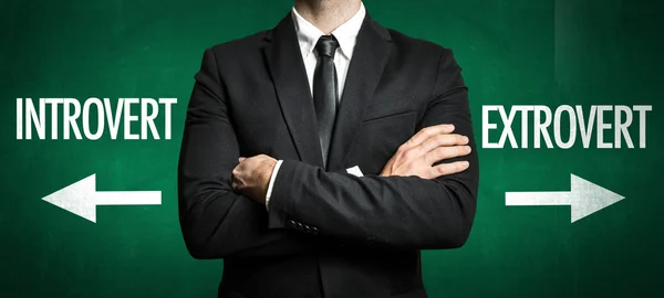 Mann im schwarzen Anzug — Stockfoto