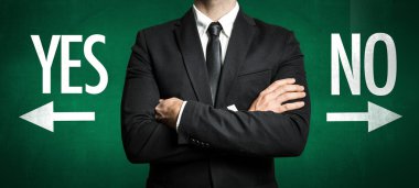 Siyah takım elbiseli adam.