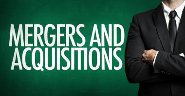 Siyah takım elbiseli adam.