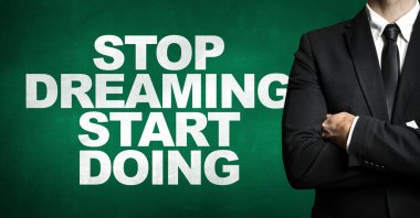 Siyah takım elbiseli adam.