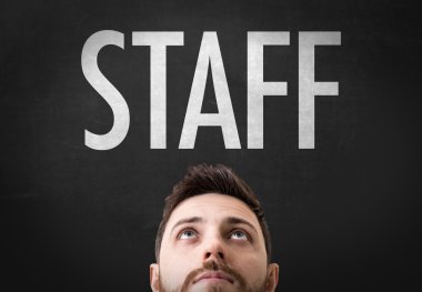 Metin üzerinde görünen adam 