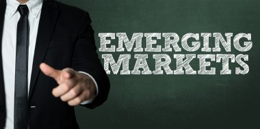 Siyah takım elbiseli adam.