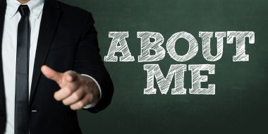 Siyah takım elbiseli adam.