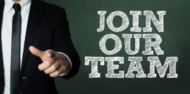 Siyah takım elbiseli adam.