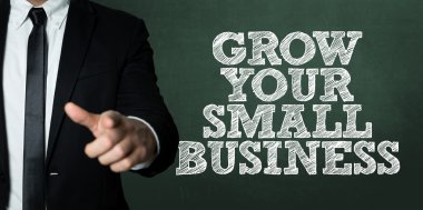 Siyah takım elbiseli adam.