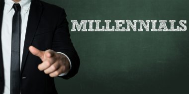 Siyah takım elbiseli adam.