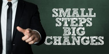 Siyah takım elbiseli adam.