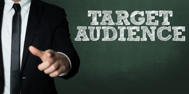 Siyah takım elbiseli adam.